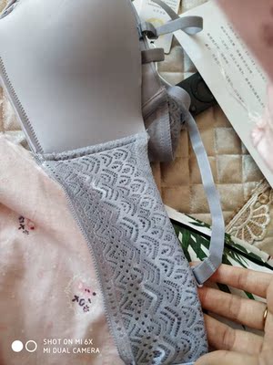 质量很好，穿上很舒服，肩带不勒，侧面也不勒，两侧是双层的，个人比较喜欢