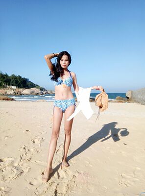 游泳衣挺漂亮的，款式也挺不错的，穿着很显身材，颜色和图片一模一样，没有色差，客服推荐的码数也标准，小胸的我，穿着也自信起来了。料子不错。挺柔软，很满意。