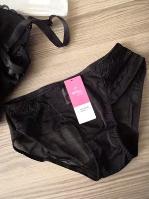 快递很快，今天就收到货了，包装很好，打开看更开心了，哈哈，有两套，蕾丝的很性感漂亮，质量也很好，大小也合适，一直穿都市丽人的，会持续下去喔