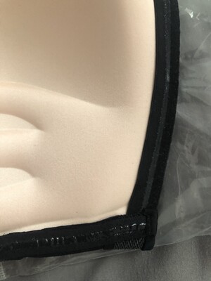 买了两家的 款式一样 但穿上的感觉和手感相差真的很大 贵一点果然没错 真的不会掉 码数比较正 还有防滑胶 以后认准了 希望下次可以优惠一些