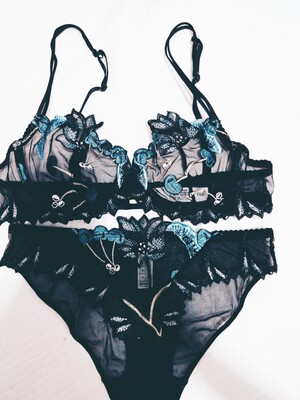 物流蛮快的,包装高大上,还送了手提袋,下午收到洗了,晚上试穿了下,内衣套装质量可以,夏天不会感到闷热,穿着舒适,蕾丝绣花都好柔软,不会扎,整体效果不错,很赞 物流蛮快的,包装高大上,还送了手提袋,下午收到洗了,晚上试穿了下,内衣套装质量可以,夏天不会感到闷热,穿着舒适,蕾丝绣花都好柔软,不会扎,整体效果不错,很赞