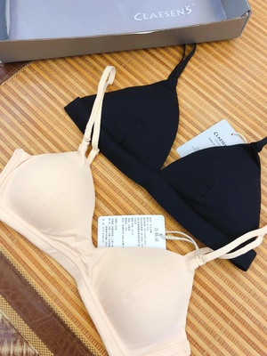 之前一直穿哺乳内衣的 哺乳期特别容易出汗 所以就想着找一款舒适的内衣 特别感谢客服的耐心 帮我选号码 衣服收到后很满意 面料舒适 易干易排汗 特别是涨奶的时候也不觉得有压迫感 等哺乳期过后再来买小号码的穿