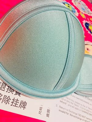 客服耐心给推荐尺码，第一时间收到宝贝迫不及待拆开，一丝线头都没有找到，结实的后背纽扣防走光，我有点胖胖的135斤，168身高给大家参考下，老板客服推荐的尺码很准，质量没得说，颜色很正就是我的身材有点不给力啊。但是拍完照超级显瘦的一款，波点内裤显着格外活泼。