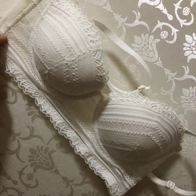 平时穿75c。买这款差不多刚好 不紧不松很舒适 轻微空杯 调节带子就OK了   款式喜欢 很漂亮 材质有一些味道 希望材质是安全健康的呀！ 蕾丝美丽 价格不美丽 希望能多些优惠。哈哈。会回购的