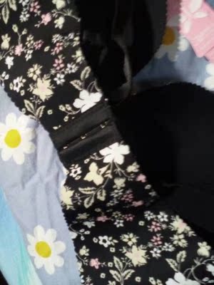 收到洗完就穿身上了，穿了一天，没有钢圈很舒服，不担心太紧勒了。真的是无痕无束缚的感觉，穿上没有束缚感非常舒服。颜色也跟图片没有区别，而且透气不闷。胸型穿上也挺好看，有聚拢效果，质量很好，肩带有弹性还可调长短，不错。