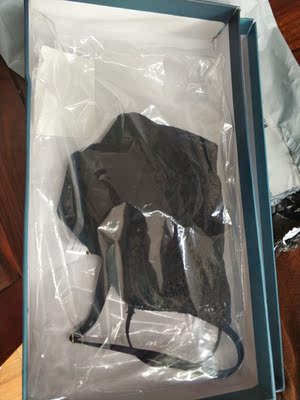 很薄很软，显胸小，后面扣带处理不好，穿上不舒服。