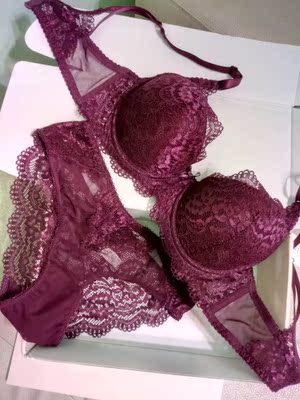 實品顏色更深一點，漂亮的蕾絲內衣，襯墊柔軟，穿著舒適，也有機能性喔！只是這款都是深色系的，如果還能再出淺色的就更好了。