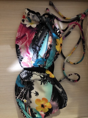 店家包裝很好，貨物沒有任何損壞或是破爛，非常的好！ 物流也是非常快，很快就發貨，很快就收到唷！  在店亂買了幾套，貨品跟圖片完全一樣，沒有色差，顏色好美美？沒有任何其他徧差！非常值得，非常滿意和喜歡！  今次是為了去日本韓國澳洲旅行的，到沙灘跟水上活動，拍照很美，才會來買吧，希望旅行的照片也會美美的，下一次旅行也會上來看看有沒有喜歡的款，我會再買。  拆開了發現的質量都很好的，試穿了也很合身，胸墊薄薄的，而且又可以拿出來的，不錯，穿上了非常顯胸，本人就平胸吧～也看到出有一點點的胸部，值得我下一次有空也會再來買吧！剛好遇到有優惠，非常平宜！我就打算給你們店好評，五星吧！