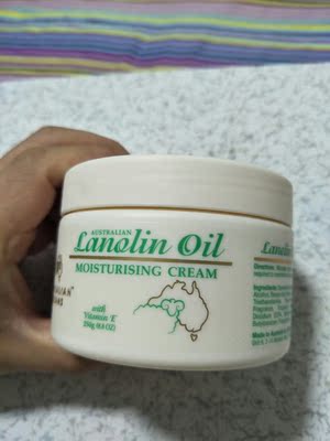 很大一瓶,刚到就马上用了,刚擦上有点油,按摩一会就都吸收了,淡淡的香味,先用一段,期待效果 很大一瓶,刚到就马上用了,刚擦上有点油,按摩一会就都吸收了,淡淡的香味,先用一段,期待效果