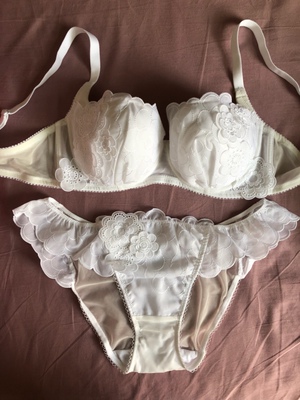 买了一套，发现上衣的带子处和内裤的裆部都泛黄，不是白色的，内裤尺寸偏大，以前买m的刚好，这个感觉腰比较大。不过穿着效果还可以，胸穿着比较挺拔，自然，样子也还可以