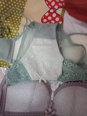 款式洋气，大小合适，颜色无色差，非常满意， 下次继续光顾，第一次买无钢圈的，试穿一下衬托效果很好。做工也精细，大小合适。一下子买两件便宜。超出我的预感。之前看了评价说有异味，宝贝到了之后发现没有那个状况，洗了之 后也没发现变形和掉色的现象，真的很好，比我预期的好太多，还很优惠