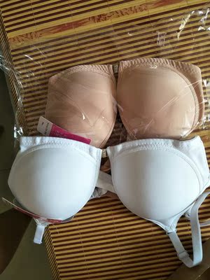 终于到了，布料摸着很不错，很舒服呢，尺码也刚刚好，五星好评(⊙o⊙)哦