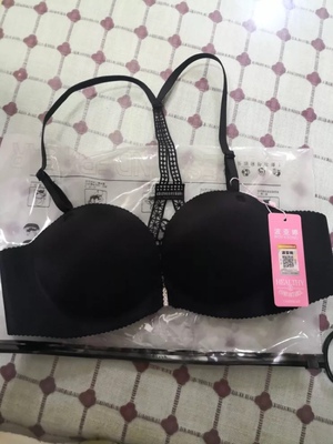 前扣的，很方便，就是尺码有点偏大，但是穿上真的很舒服，拿到手也没有异味儿，没有钢圈这些，穿着还算放心&nbsp;。试穿挺舒服的，没有一点压力感，这款的特点是防走光吧，上有层纱一样的防层，不错，以后会常关注这家店的，真的是很舒服，没有紧绷的感觉，好评。