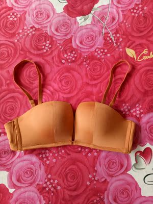 很不错的内衣， 没有色差，价格不贵， 买的套装多送了一条内裤， 很喜欢。