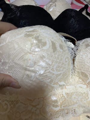 夏娃之秀的内衣真的超级棒，聚拢效果特别好，而且是因为硅胶的原因，没有说很容易就变形，穿的特别的舒适。前段时间因为太忙了所以就没有过来评价今天把追评补上！包裹包裹得非常的严密然后一个盒子一个合适的特别的工整，双十一剁手了四件！心里美美哒！问客服我四件都没有抢到头绳嘛，结果没想到他们还专门发了头绳过来！这个真的是超级棒的一家店铺！