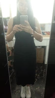 料子很舒服，冰冰凉凉的，很是滑溜溜的，莫代尔的一步裙一直很好，买了好多颜色了，偏爱黑色显瘦，卖家服务态度好，热情，衣服用质量说话，感谢万分。