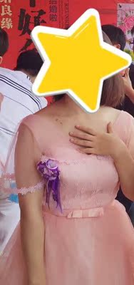 宝贝收到了，看起来干净，没有任何破损，卖家还是很仔细的。拍婚纱的时候用的，真的是无痕无束缚的感觉，穿上没有束缚感非常舒服，超舒服像没穿，凉凉的很贴肤，穿着透气没有束缚感特别舒服，没有色差，款式新颖很好看，而且透气不闷，没有勒的感觉，尺码推荐的也很合适非常喜欢,下水后没有褪色也没有变形，也没有闻到任何异味，很棒！超级喜欢。拍出来的效果非常不错。