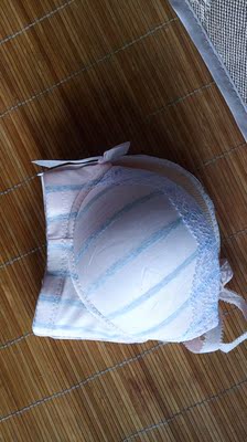 内衣布料亲肤，大小刚刚好，不空杯。是薄款的。 个人感觉还可以。 以后就锁定你们家了😘😘