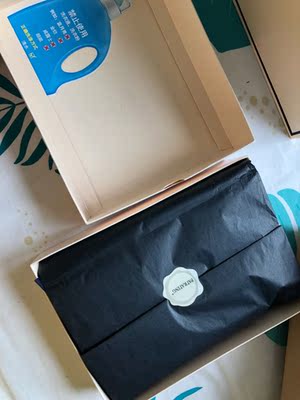 很漂亮，但是感觉像是买的情趣睡衣😅真透！不过很好看！喜欢！听说好评必须85字？不然没有积分？那么问题来了，怎么样才可以达到85字呢？这个问题在我的脑海里久久不去。马云爸爸怎么可以这样欺负我？不给我买冰阔洛也就算了，还让我一个二年级的小学生评论一定要写85字，哼！好过分啊，一定要记在小本本上！￣へ￣