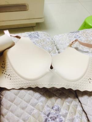 宝贝质量不错，穿着很舒服，聚拢效果也不错，值得大家购买，客服态度也很好，宝贝穿着跟没穿一样，总之很不错。