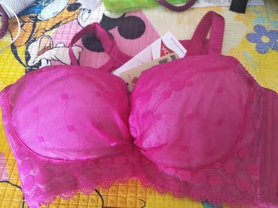 这个新款特别好看，颜色很靓丽，里料纯棉很舒服，超级喜欢，包装很贴心，客服人很好。