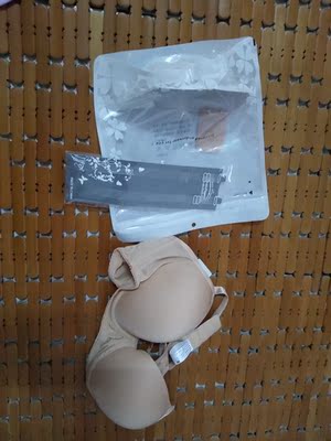 宝贝收到了哦,跟图片颜色一样,谢谢掌柜送的透明肩带,一个文胸两种穿法,很值了,文胸的手感很好,很满意。 宝贝收到了哦,跟图片颜色一样,谢谢掌柜送的透明肩带,一个文胸两种穿法,很值了,文胸的手感很好,很满意。