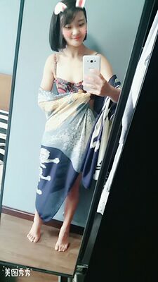 颜色还可以，但是小胸真的就算了，A罩杯果断放弃，果断放弃，我就是前车之鉴，我要去买个插垫试试。。。。。呜呜呜。。。。