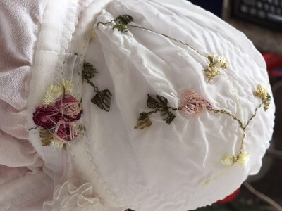 粉色的颜色看起来还不错，穿着也还可以，布料比我想象中的好，还会回购的