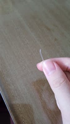 有一个套在上面的透明挖耳勺是不平的,有点锋利。 有一个套在上面的透明挖耳勺是不平的,有点锋利。