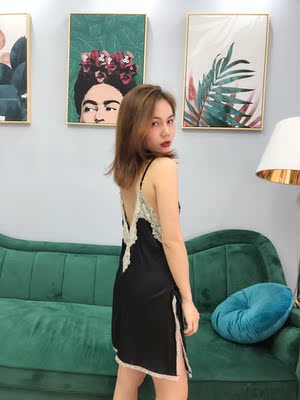 睡衣性感，面料手感柔软，好丝滑，穿上都觉得舒服，像是没穿的一样感觉。做工也赞，夏天的晚上穿着很舒服。