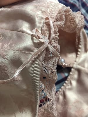 刚收到时蝴蝶结处是两根绳没打结,由于不影响穿所以我自己缝上了,没说什么,结果洗后第一次穿半天时间就开线了,我很无语,买了很多次居然出现这种情况! 刚收到时蝴蝶结处是两根绳没打结,由于不影响穿所以我自己缝上了,没说什么,结果洗后第一次穿半天时间就开线了,我很无语,买了很多次居然出现这种情况!