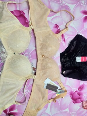 夏天买了一件它家的内衣，透气舒服，趁9.9搞活动，直接入手两件，还送了条黑色性感的小内裤，喜欢喜欢！