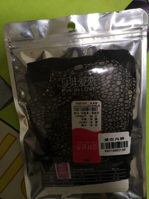 内衣真的很不错 很有重量 感觉里面的填充物手感有点儿像硅胶 但是和硅胶不太一样的是它有很多透气孔 而且没有那种钢圈束缚和压迫 穿起来也比较舒服 好评