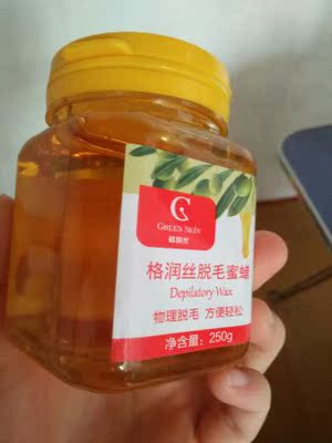 我想说为什么我没有润肤乳？？不过总的来说，这个蜜蜡效果还是不错的，但是涂的时候量不好控制，过程太痛了我忍不了，所以只脱了一边脚的一部分，对比一下，左脱右没脱(光线太强可能看不太明显）