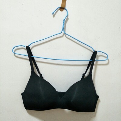 从小红书来的 第一次在网上买内衣内裤 也是第一次买六只兔子的 看了很久直播 表白主播 很有耐心 买了四套 都是薄的 很舒服 特地洗了穿了两套才来评价 就是客服有点烦 又打电话 发信息 又旺旺消息 一直催我好评 小烦  但送的玫红点的内衣收纳盒 讲真 有点low 随便换个颜色看上去都比这个上档次一点 小小的建议 希望店家看到能够考虑一下 但宝贝是不错的 总之对得起这个价格 会回购 希望下次送的收纳盒好看一点 谢谢