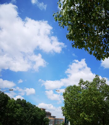内裤有点过于小？？？ 文胸很薄不露点  超级百搭内裤有点弹性 亮晶晶的 完全 内衣洗过了不褪色 质量也很好啦 要是能自由搭配裤子码子就好了 有点小穿着有点不舒服 总体很满意( &cap;՞ټ՞&cap;)