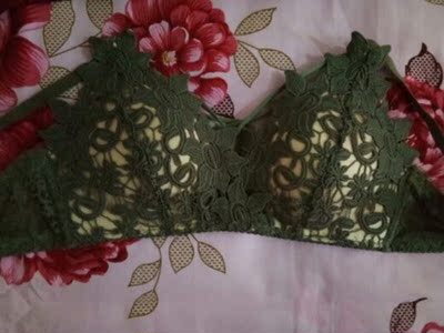 内衣质量还不错，对得起这个价格，穿起来很舒服，前前后后买了两件， 都非常好穿，很性感，真心觉得不错的内衣，价格实惠，穿b的有点空杯所以拍了a杯的刚刚好啊！穿着很性感，满意十分到货很快，衣服不褪色，很好看，偏小一码，其他都很好。不错，很性感，很好看，我很喜欢