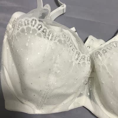 内衣舒服又漂亮，蕾丝真的超好看，穿上也不显胸大，是薄款的还蛮适合夏天穿