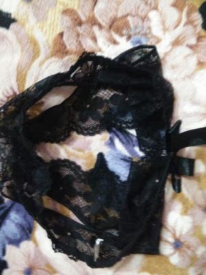 颜色艳丽，做工精细；低腰小巧，洞口刺绣恰好！薄如蝉翼，亲肤滑腻；悠悠我心，罗带轻分；欲盖弥彰，无痕苍苍；引人入胜，怕人寻问，谁家裤裤，慢捻红豆和小埠，轻拢臀部，愿借郎同住。雾失楼台，月迷津渡，流恋戏蝶时时舞，自在娇莺恰恰啼。雾里看花，水中望月，一枝红杏，满腿春色；若隐若现，芳草一片；汩汩清泉湿轻纱，五彩斑斓绕后崖。两环相扣紧搂腰，如胶似漆含通宵。