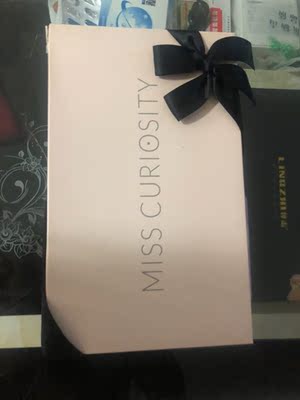 衣服很美，料子包装都很高大尚。很愉快的一次购物。还会再来