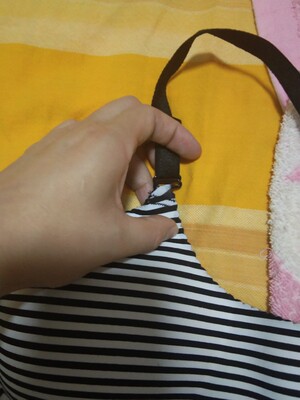 回来肩带快断了，拍这样客服还说看不清。太差劲了。不处理算了，忘大家买他家东西看清楚。考虑清楚。别上当。