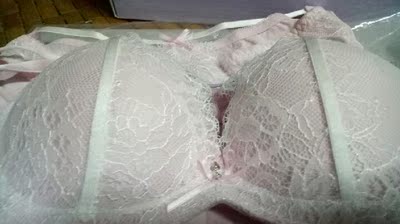 超级超级粉嫩的颜色，收到之后心情都要变好了。物流也好快，昨天发的货今天早上就到了。摸起来手感很好，软软的，绵绵的。粉色加上蕾丝简直少女心无敌啦。不过有点厚，想想广东的天气，我大概要等到十一月才有机会穿上它吧。