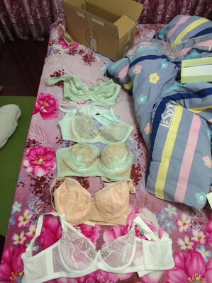 包装的很严整，三个比较薄的内衣还送了乳贴，很细心，谢谢。穿上很舒服，都是同样的罩杯，但是有一款偏大，但是也能穿，可能是款型的问题，活动买的，很划算。