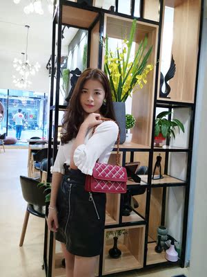 码数刚刚好，穿着很显瘦，腰围也有弹力， 裙子设计挺特别的，皮质也不错