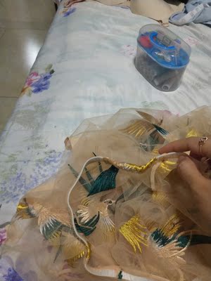 裤子是破的，衣服领子很硬，有点磨皮肤，泳衣不聚拢，穿着有副乳，客服态度还超级差，就是那种你爱买不买的样子。问他质量问题可以退换吧！也不理人了，所以只好收下，一百多块钱的衣服，质量还这么差，不值得购买