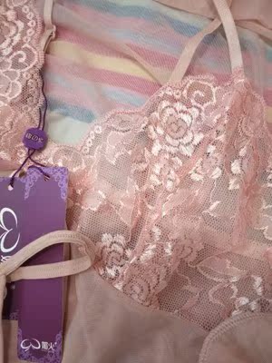 这款三件套衣衣真的很喜欢 先说质量吧?一打开摸着手感就不错 凉凉的 滑滑的 肉肉的 手摸着也不会抅丝那种 颜色也喜欢 洗了试穿后再追评 还在别家买了两件 我最喜欢这一件的质量和颜色 准备再买个其它款式的