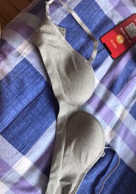 宝贝好早就收到了，之前没有试穿只对包装产品首次的感觉觉得还可以，现在穿了回馈下我的真实感受。事实证明这款产品的确很不错，面料特舒服，尺码也准，本来以为这样没肩带的内衣穿上会下垂，但是效果真的很好，特别有形。罩杯薄厚适中，更聚拢更透气，物流很快，一起买了几家，这家最快了！！！最先到货的，快递小哥服务态度好，拆开包裹产品没有异味，很不错的，内衣材质很好，质感很好，现在看来是很满意的，这个价格也很划算，不贵，卖家也很贴心没有在外面写我买的是什么产品，哈哈。不然收货的时候好尴尬呀。喜欢的可以下手哦，值得推荐呢