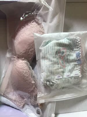 一直都在这买内衣，这款适合小胸，挺聚拢的，不空杯，谢谢主播的推荐，还送了一条内裤，划算！