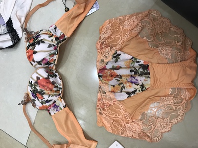 原本想打差评，才发现现在天猫已经不给打差评了，难怪客服这么拽的态度了！真怀疑这个客服跟华歌儿这个公司有仇，我付款后才发现需要换颜色还表示愿意买一套客服都不愿意，声称打包了不能拆开换，一开始连退都不能退款呢，而且是在凌晨12点付款后10分钟内哦！我还以为包装有多么精美呢，没想到收到货时拆开惊呆了，好歹我买了一千多的内衣内裤啊！你就这样想陀屎一样全部内衣内裤挤到变形有没有想过顾客的感受？别告诉我双十二你们给我优惠了是我赚到了，没想到今天双旦价格跟双十二的价格一模一样！第一次网上买内衣就遇到这样不愉快的经历，真心看不出这是日本的牌子！内衣内裤到手的感觉就像大妈款，表示不会再来！