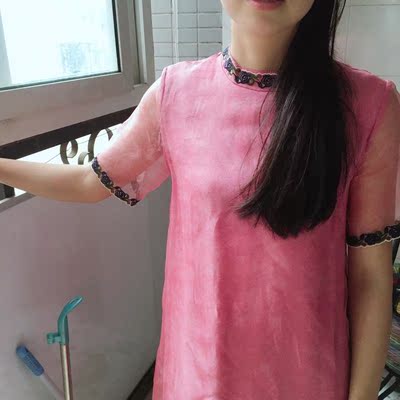 衣质量不错，颜色和质量都比较满意，感觉他家的衣衣质量可以，这款的面料是真丝的哦，手感比较柔软舒服（还没有下水清洗），这是我个人的感觉，特供大家参考！